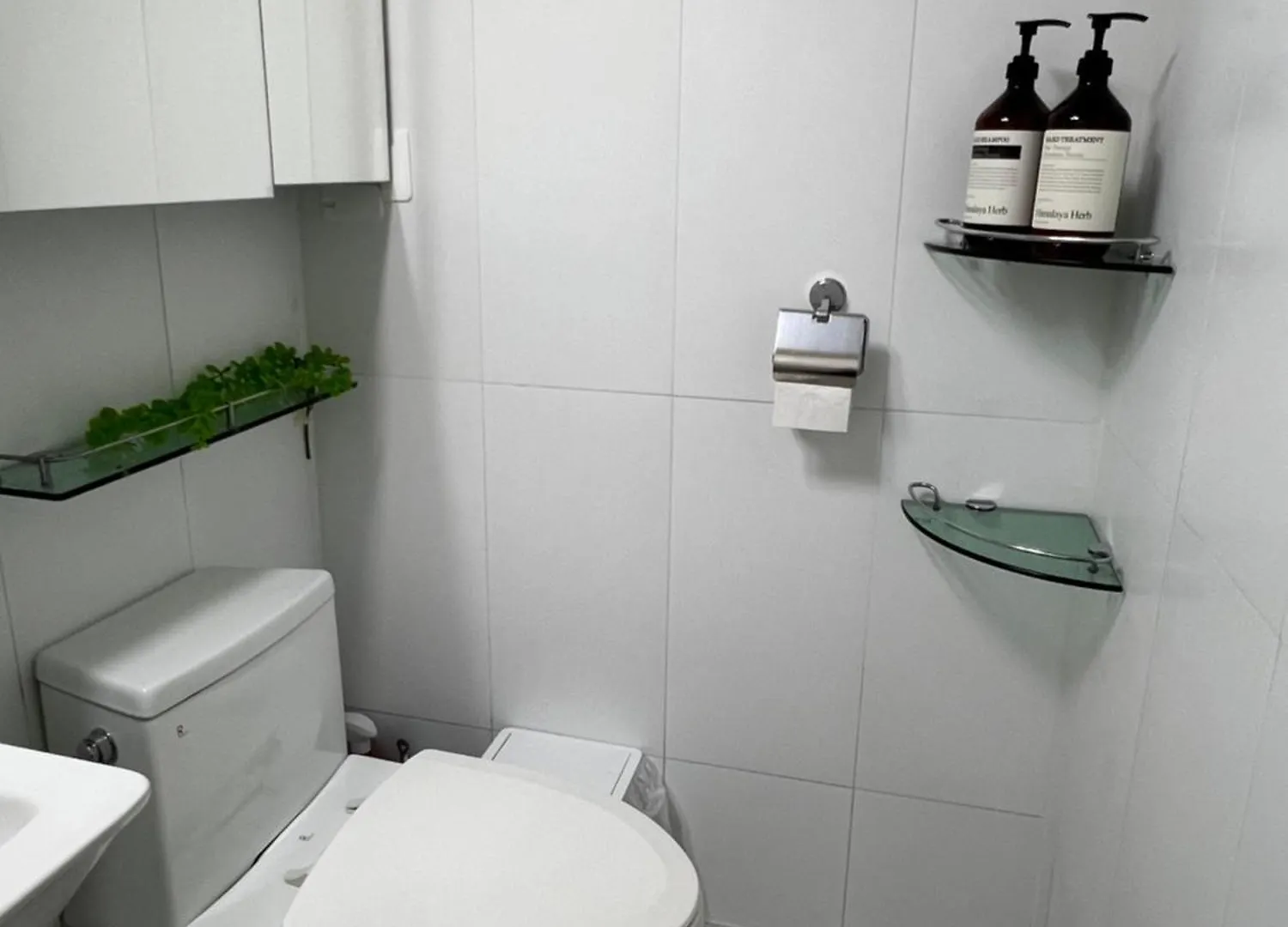 Hongdae Oyo Stay, Free Luggage Keeping, Hongdae Station Green Line And Airport Train Seoul South Korea
