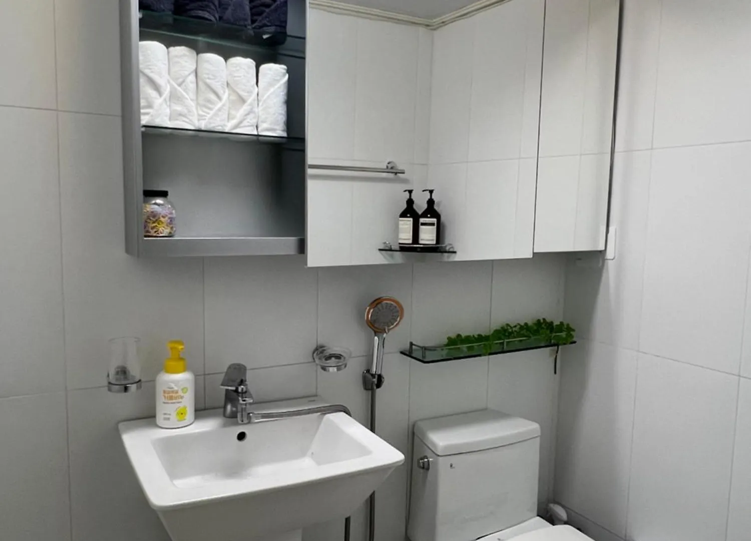 Apartment Hongdae Oyo Stay, Free Luggage Keeping, Hongdae Station Green Line And Airport Train Seoul