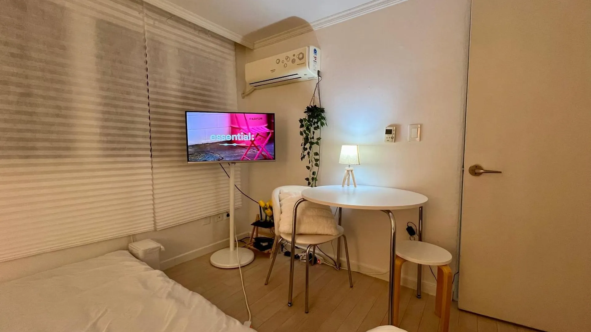 Hongdae Oyo Stay, Free Luggage Keeping, Hongdae Station Green Line And Airport Train Seoul