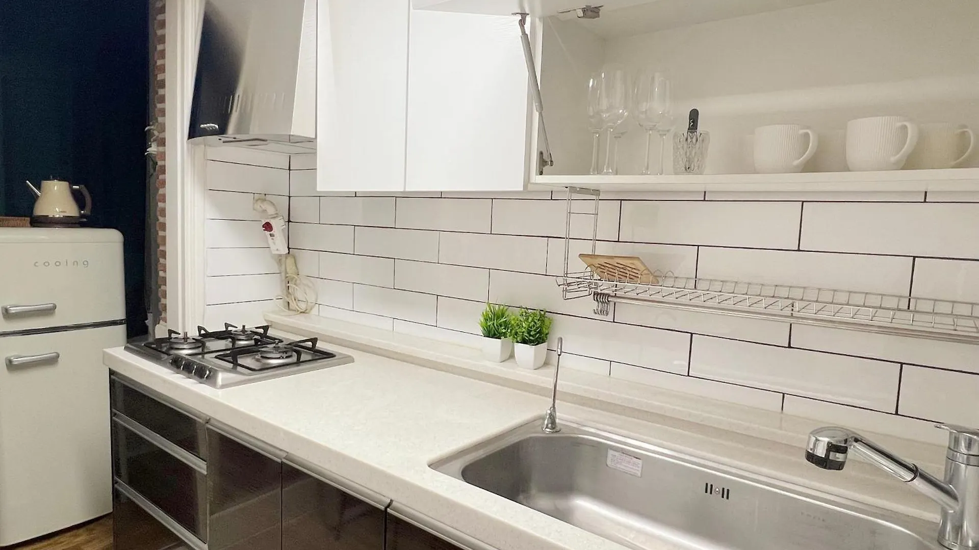 Apartment Hongdae Oyo Stay, Free Luggage Keeping, Hongdae Station Green Line And Airport Train Seoul South Korea