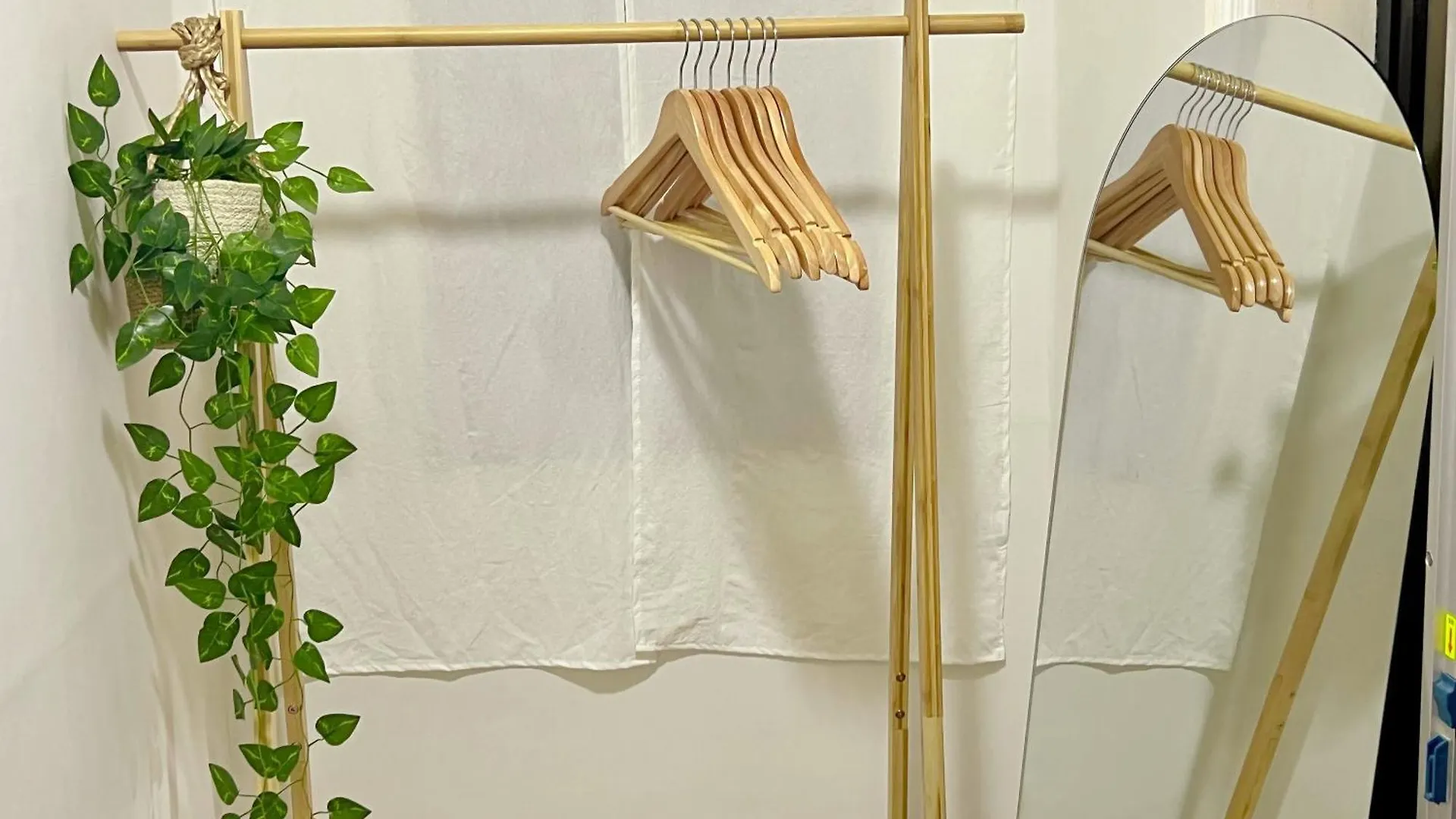 Hongdae Oyo Stay, Free Luggage Keeping, Hongdae Station Green Line And Airport Train Seul Daire