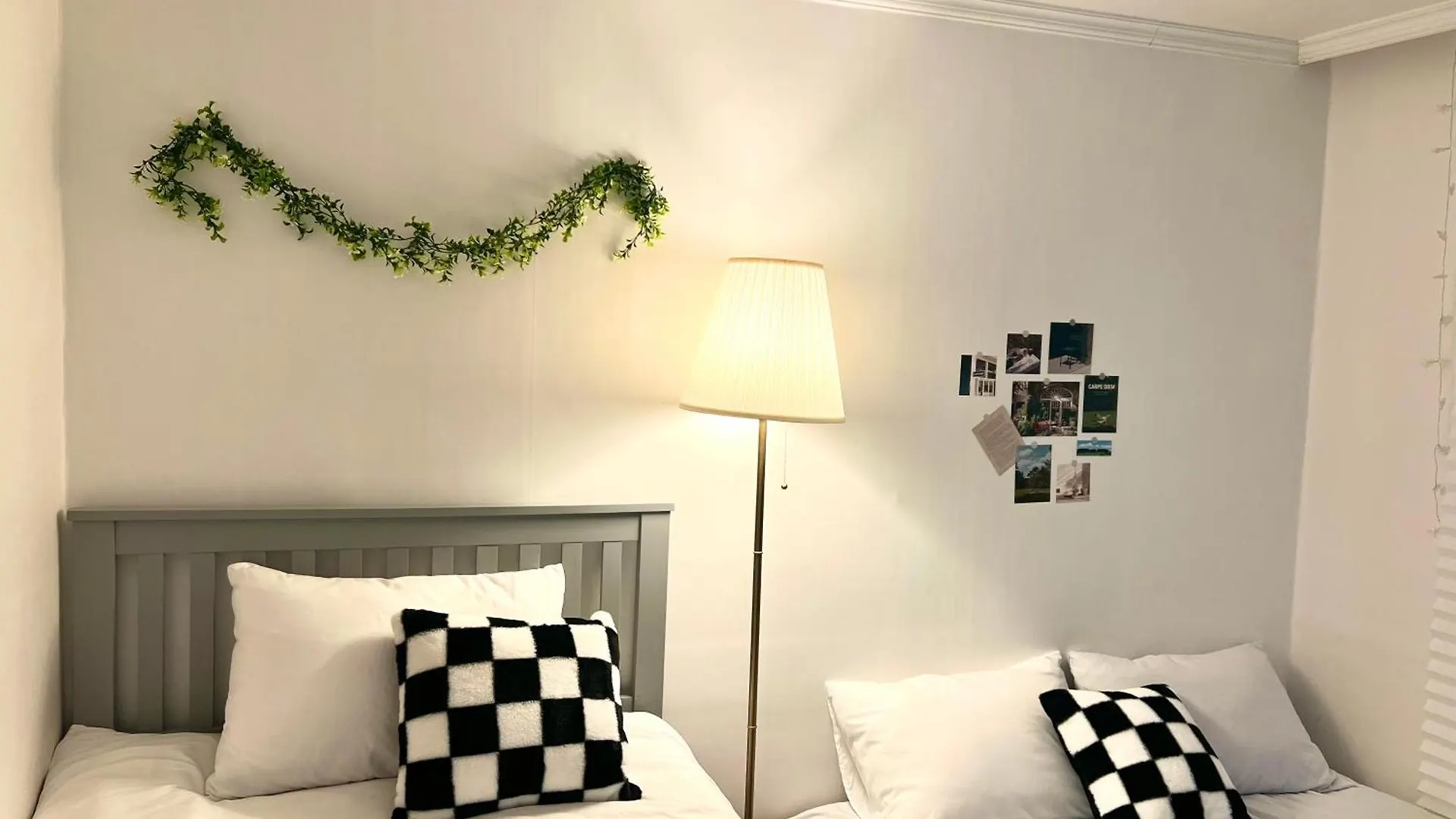 Hongdae Oyo Stay, Free Luggage Keeping, Hongdae Station Green Line And Airport Train Seoul