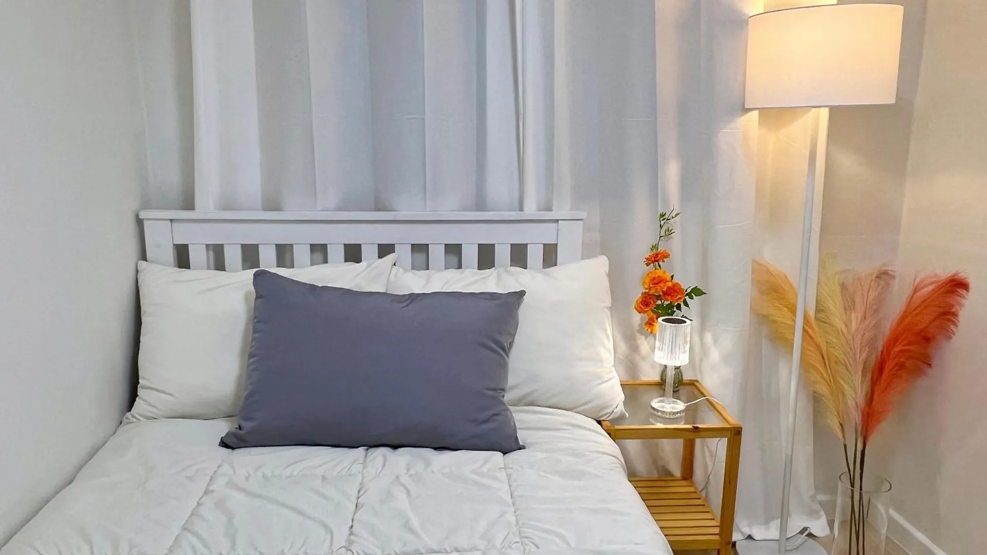 Hongdae Oyo Stay, Free Luggage Keeping, Hongdae Station Green Line And Airport Train Seoul South Korea